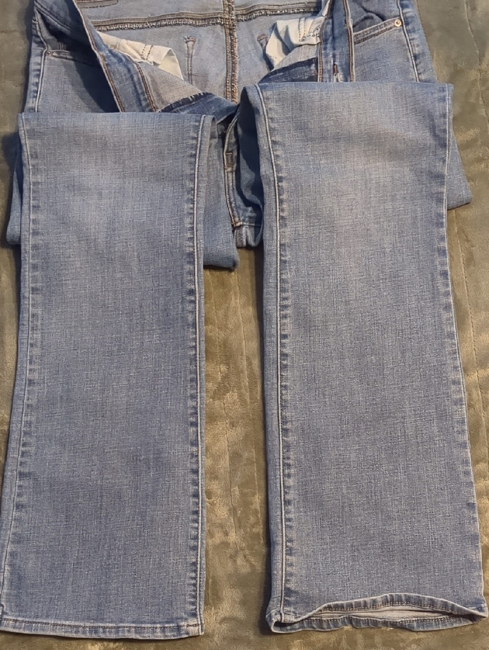 Levi’s Women's Classic Slimming Bootcut Jeans. - Picture 15 of 16